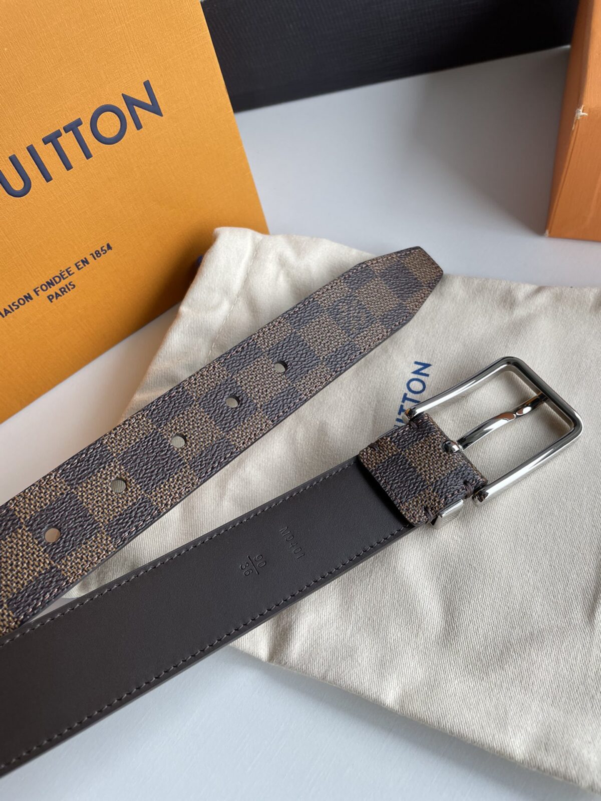 P140 腰带皮带 LV 3.5cm宽全新入门级款式，丰富了帆布腰带系列，同时饰有Damier Grapgite格纹。Damier帆布腰带，小牛皮内衬、明亮镀钯黄铜搭扣、金属皮带圈上刻有路易威登巴黎英文字、搭扣边缘雕刻路易威登标志配全套包装礼盒🎁 小时前