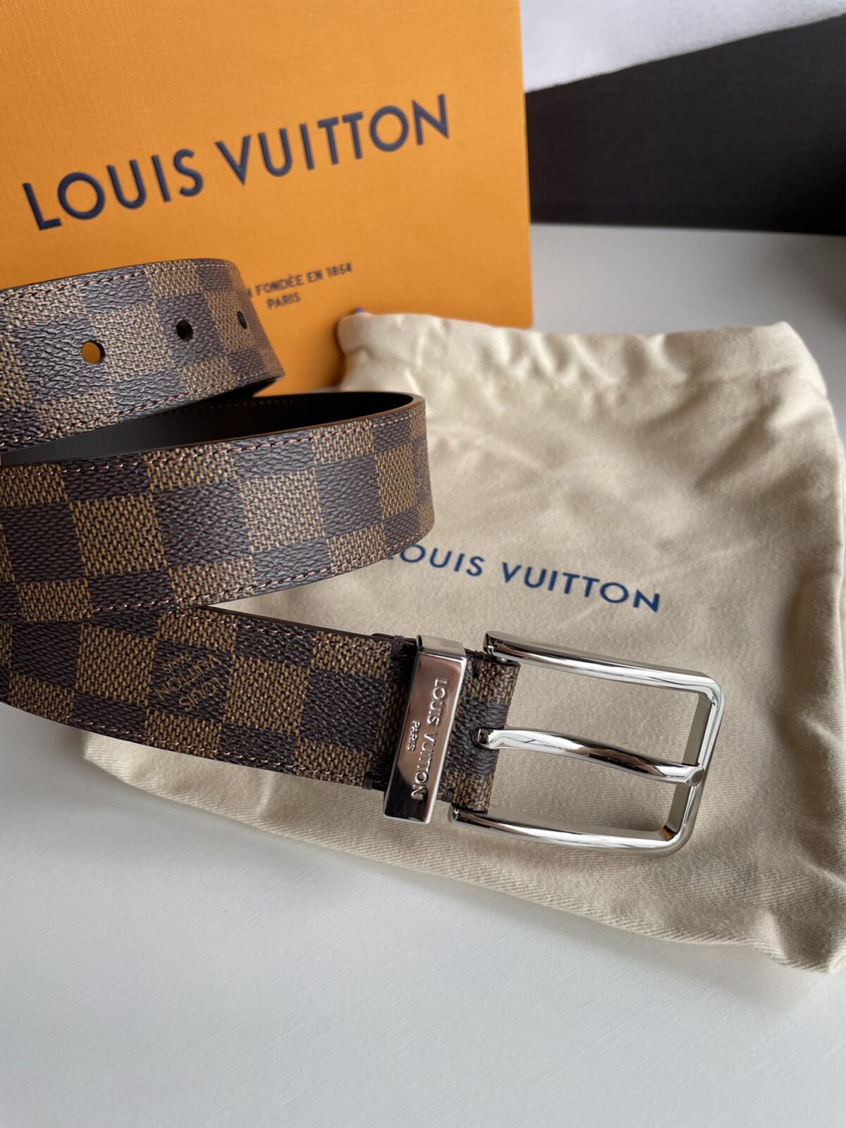 P140 腰带皮带 LV 3.5cm宽全新入门级款式，丰富了帆布腰带系列，同时饰有Damier Grapgite格纹。Damier帆布腰带，小牛皮内衬、明亮镀钯黄铜搭扣、金属皮带圈上刻有路易威登巴黎英文字、搭扣边缘雕刻路易威登标志配全套包装礼盒🎁 小时前