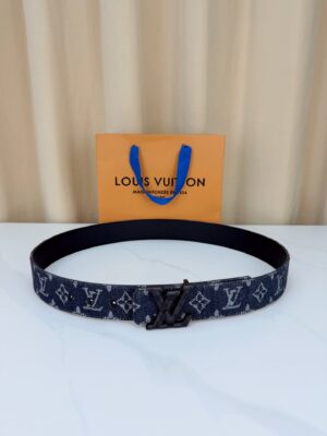 P135 LV 宽精品扣 黑丹宁老花腰带，深藏青Monogram牛仔提花复古有型，立体LV字母扣古铜/古白/银/金/哑黑五色可选，反面黑色平纹牛皮一腰两穿，全套礼盒包装，丹宁风潮潮酷百搭