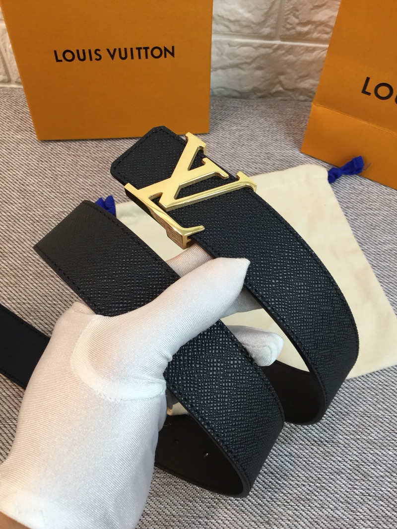 P120 ：配送专柜全套礼盒包装🎁。 Lv：原单头层牛皮十字纹面,內衬头层小牛皮底.这款经典而又魅力恒久的腰带外型宽大，带扣和牛仔装相得益彰，彰显一派休闲气息.专柜宽度