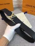 P120 ：配送专柜全套礼盒包装🎁。 Lv：原单头层牛皮十字纹面,內衬头层小牛皮底.这款经典而又魅力恒久的腰带外型宽大，带扣和牛仔装相得益彰，彰显一派休闲气息.专柜宽度
