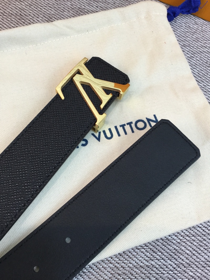 P120 ：配送专柜全套礼盒包装🎁。 Lv：原单头层牛皮十字纹面,內衬头层小牛皮底.这款经典而又魅力恒久的腰带外型宽大，带扣和牛仔装相得益彰，彰显一派休闲气息.专柜宽度