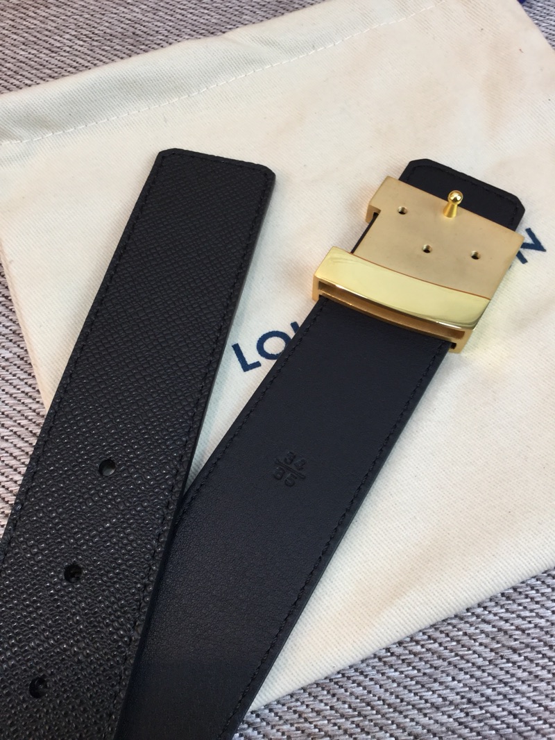 P120 ：配送专柜全套礼盒包装🎁。 Lv：原单头层牛皮十字纹面,內衬头层小牛皮底.这款经典而又魅力恒久的腰带外型宽大，带扣和牛仔装相得益彰，彰显一派休闲气息.专柜宽度