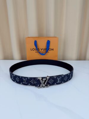 P135 LV 宽精品扣 黑丹宁老花腰带，深藏青Monogram牛仔提花复古有型，立体LV字母扣古铜/古白/银/金/哑黑五色可选，反面黑色平纹牛皮一腰两穿，全套礼盒包装，丹宁风潮潮酷百搭