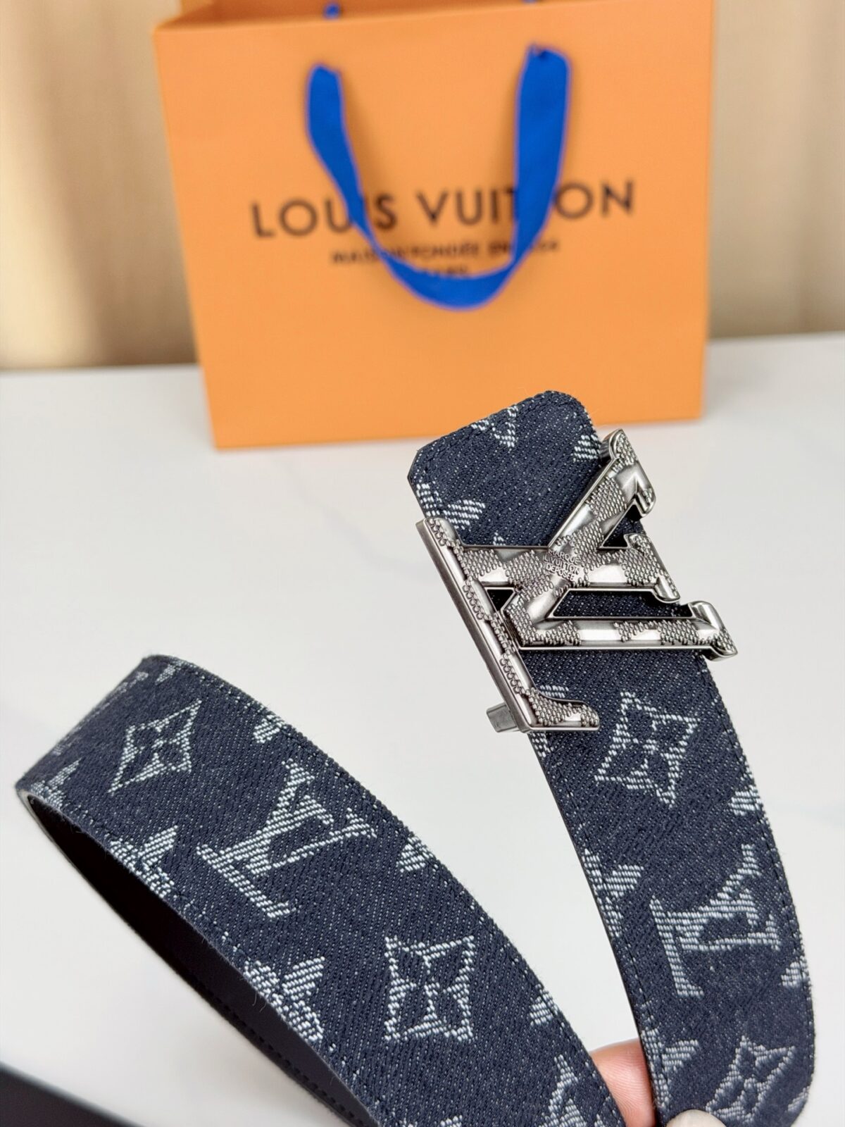 P135 LV 宽精品扣 黑丹宁老花腰带，深藏青Monogram牛仔提花复古有型，立体LV字母扣古铜/古白/银/金/哑黑五色可选，反面黑色平纹牛皮一腰两穿，全套礼盒包装，丹宁风潮潮酷百搭