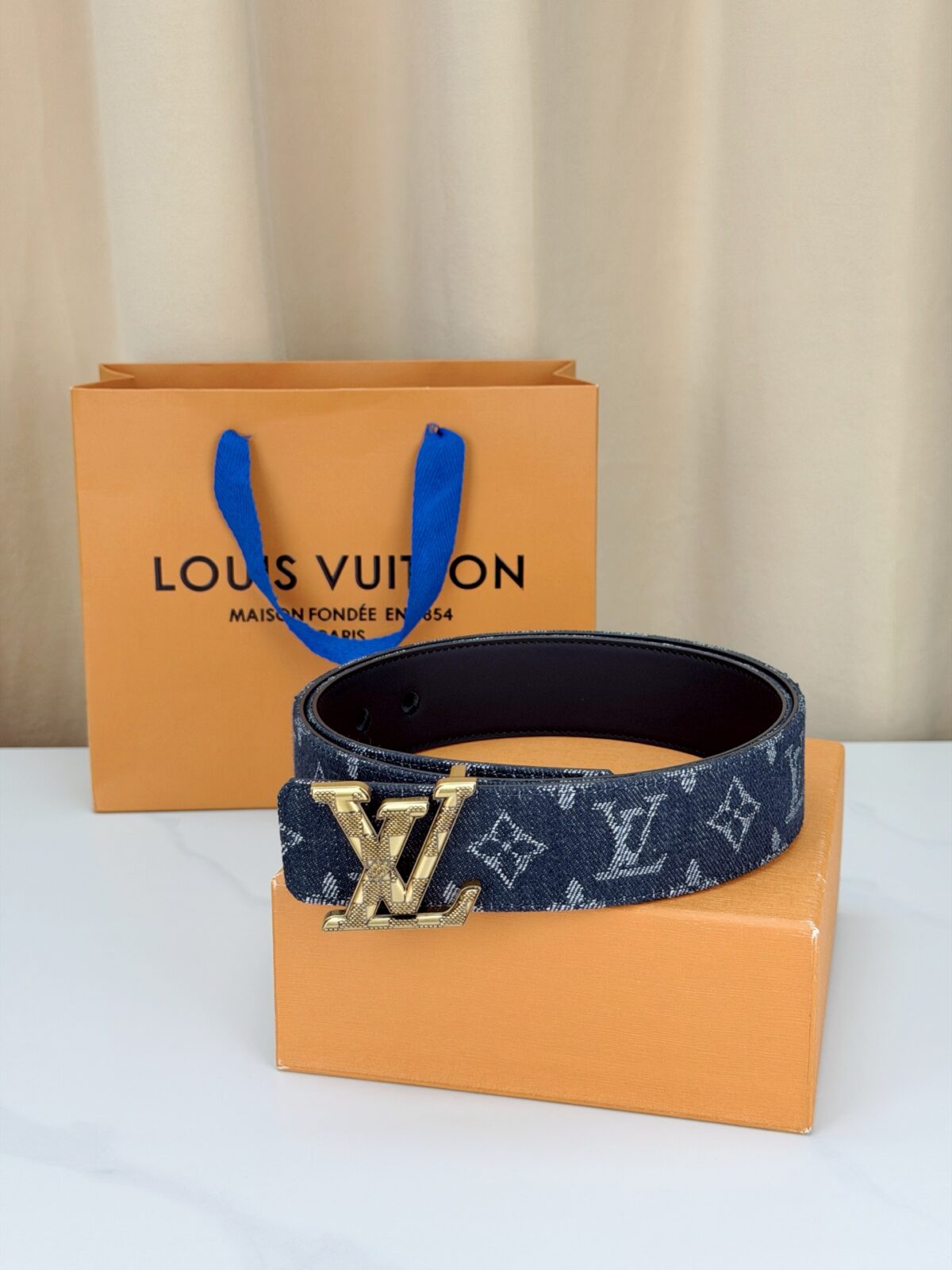 P135 LV 宽精品扣 黑丹宁老花腰带，深藏青Monogram牛仔提花复古有型，立体LV字母扣古铜/古白/银/金/哑黑五色可选，反面黑色平纹牛皮一腰两穿，全套礼盒包装，丹宁风潮潮酷百搭