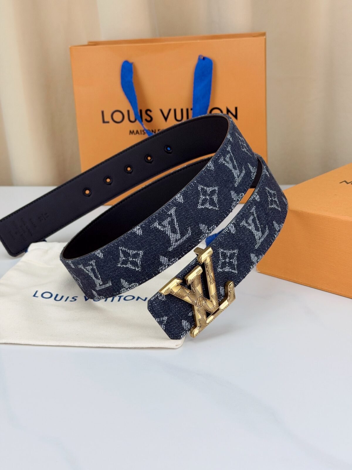 P135 LV 宽精品扣 黑丹宁老花腰带，深藏青Monogram牛仔提花复古有型，立体LV字母扣古铜/古白/银/金/哑黑五色可选，反面黑色平纹牛皮一腰两穿，全套礼盒包装，丹宁风潮潮酷百搭