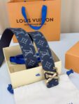 P135 LV 宽精品扣 黑丹宁老花腰带，深藏青Monogram牛仔提花复古有型，立体LV字母扣古铜/古白/银/金/哑黑五色可选，反面黑色平纹牛皮一腰两穿，全套礼盒包装，丹宁风潮潮酷百搭