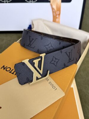 品名：LV 原单腰带💕原单 皮带 P135 材质：原单牛皮腰带 百分百头层牛皮腰带✨保证真皮，24K纯钢扣，专柜原单品质、做工精细，时尚大牌，送人自用首选 包装： 请认准如图专柜包装💕赠送工具 💞手提袋💕专柜礼盒💍宽度3.8CM
