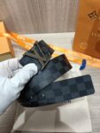 P120 配全套包装礼盒🎁 Virgil Abloh 以先锋美学理念解读 LV Tag 腰带，以经典LV 搭扣俘获视觉焦点。 Monogram 帆布和光滑小牛皮分饰两面。 老花/皮底，宽度40MM