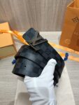 P120 配全套包装礼盒🎁 Virgil Abloh 以先锋美学理念解读 LV Tag 腰带，以经典LV 搭扣俘获视觉焦点。 Monogram 帆布和光滑小牛皮分饰两面。 老花/皮底，宽度40MM