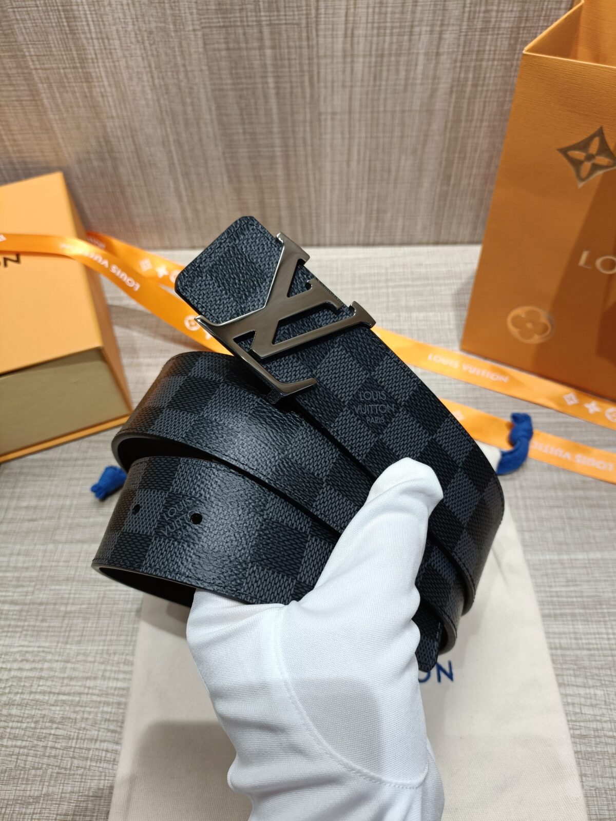 P120 配全套包装礼盒🎁 Virgil Abloh 以先锋美学理念解读 LV Tag 腰带，以经典LV 搭扣俘获视觉焦点。 Monogram 帆布和光滑小牛皮分饰两面。 老花/皮底，宽度40MM