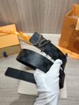 P120 配全套包装礼盒🎁 Virgil Abloh 以先锋美学理念解读 LV Tag 腰带，以经典LV 搭扣俘获视觉焦点。 Monogram 帆布和光滑小牛皮分饰两面。 老花/皮底，宽度40MM