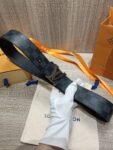 P120 配全套包装礼盒🎁 Virgil Abloh 以先锋美学理念解读 LV Tag 腰带，以经典LV 搭扣俘获视觉焦点。 Monogram 帆布和光滑小牛皮分饰两面。 老花/皮底，宽度40MM