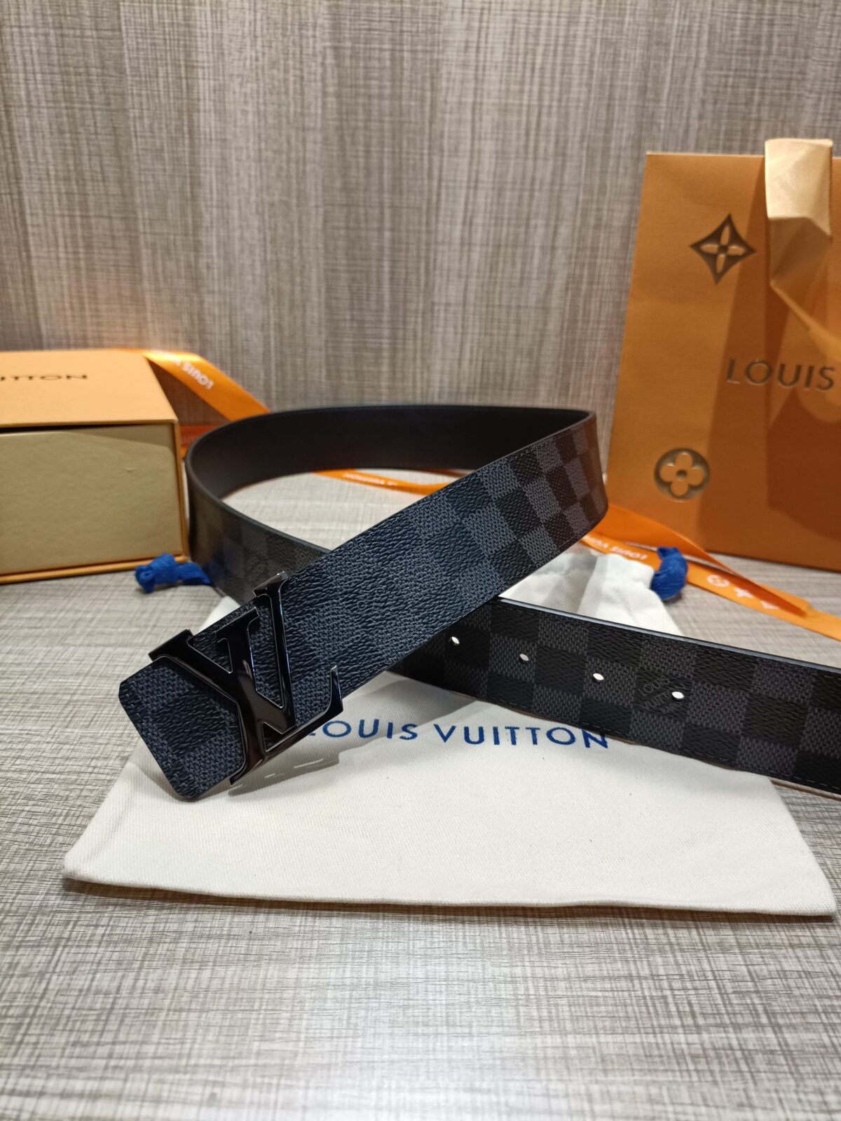 P120 配全套包装礼盒🎁 Virgil Abloh 以先锋美学理念解读 LV Tag 腰带，以经典LV 搭扣俘获视觉焦点。 Monogram 帆布和光滑小牛皮分饰两面。 老花/皮底，宽度40MM