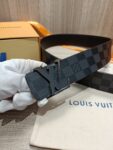 P120 配全套包装礼盒🎁 Virgil Abloh 以先锋美学理念解读 LV Tag 腰带，以经典LV 搭扣俘获视觉焦点。 Monogram 帆布和光滑小牛皮分饰两面。 老花/皮底，宽度40MM