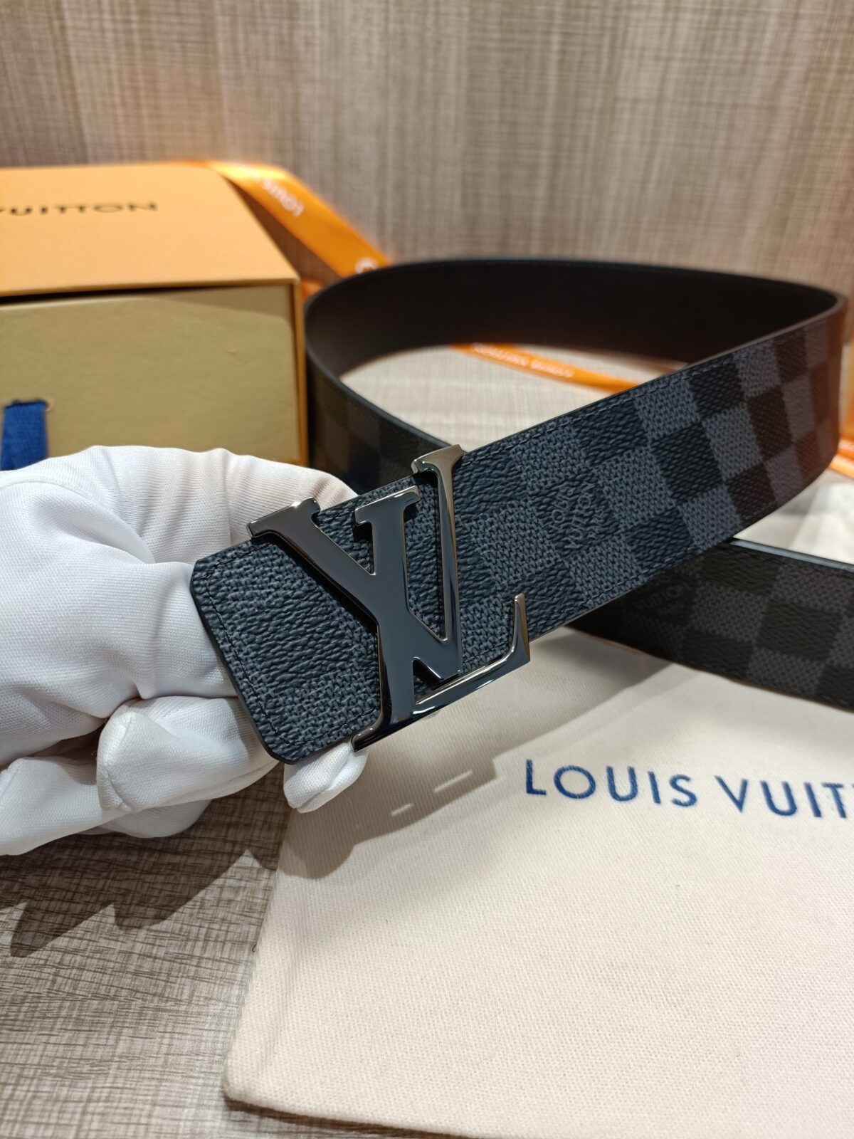 P120 配全套包装礼盒🎁 Virgil Abloh 以先锋美学理念解读 LV Tag 腰带，以经典LV 搭扣俘获视觉焦点。 Monogram 帆布和光滑小牛皮分饰两面。 老花/皮底，宽度40MM