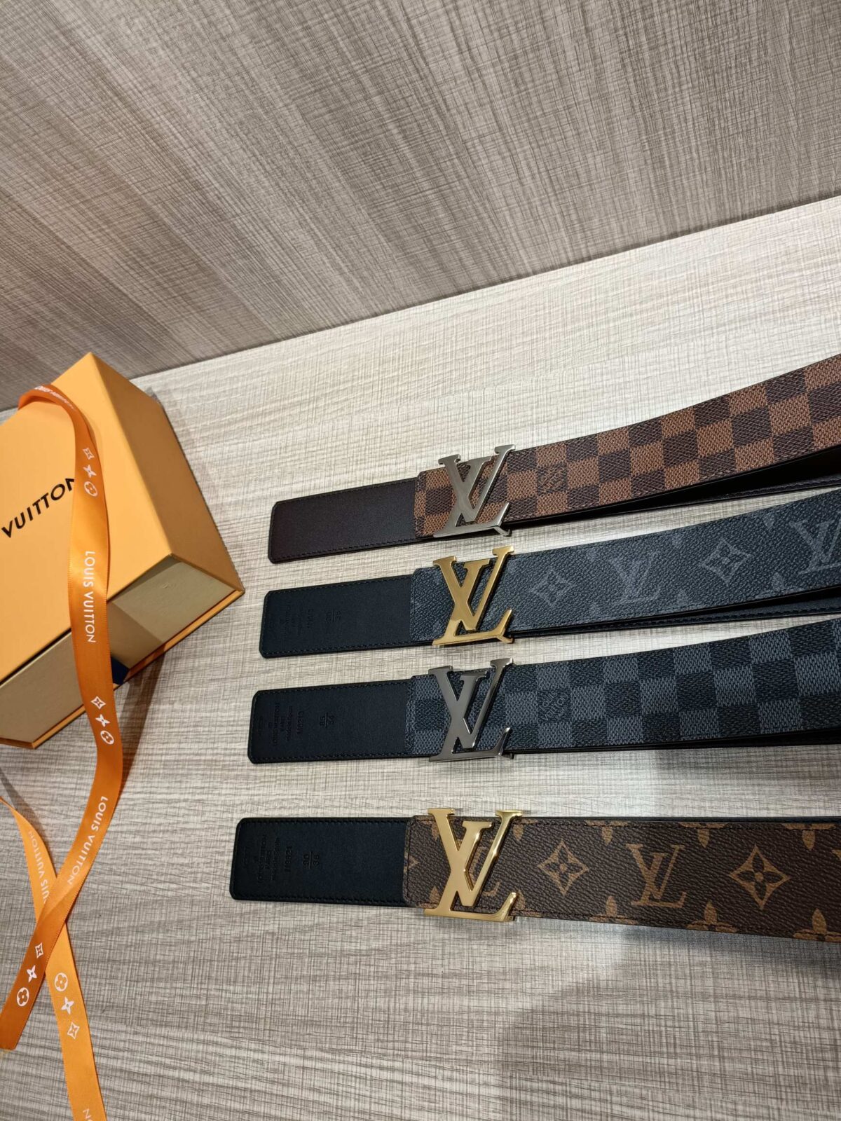 P120 配全套包装礼盒🎁 Virgil Abloh 以先锋美学理念解读 LV Tag 腰带，以经典LV 搭扣俘获视觉焦点。 Monogram 帆布和光滑小牛皮分饰两面。 老花/皮底，宽度40MM