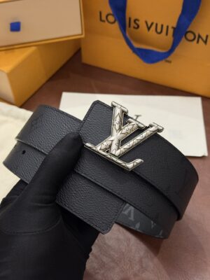 P140 本款 LV Initiales Monogram Midnight 40 毫米双面腰带精妙演绎品牌标识。双面帆布分别晕染不同色调。亮泽搭扣衬托隽永配色与经典图案的雅致蕴意。