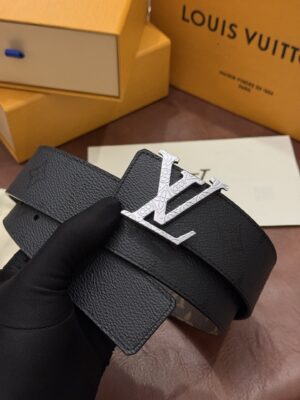 品名：LV..路易..威登💕原单 P145 材质：原单牛皮腰带 百分百头层牛皮腰带✨保证真皮，24K纯钢扣，专柜原单品质、做工精细，时尚大牌，送人自用首选 包装： 请认准如图专柜包装💕赠送打孔器💞手提袋💕专柜礼盒💍宽度3.8CM