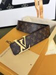 P135 LV双面老花拼接金标皮带｜40mm标准宽度 双面双色经典老花面料复合厚实真皮里层，纹路规整手感高级 亮面浮雕LV 立体金扣，辨识度十足，通勤休闲穿搭 全能适配✨