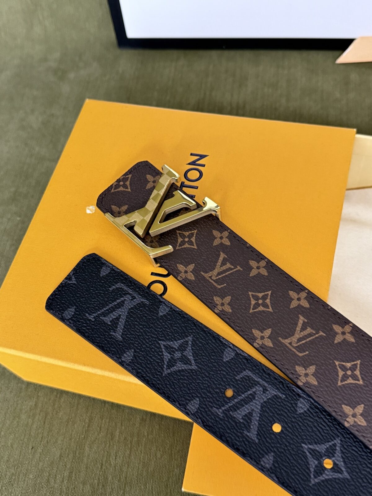P135 LV双面老花拼接金标皮带｜40mm标准宽度 双面双色经典老花面料复合厚实真皮里层，纹路规整手感高级 亮面浮雕LV 立体金扣，辨识度十足，通勤休闲穿搭 全能适配✨
