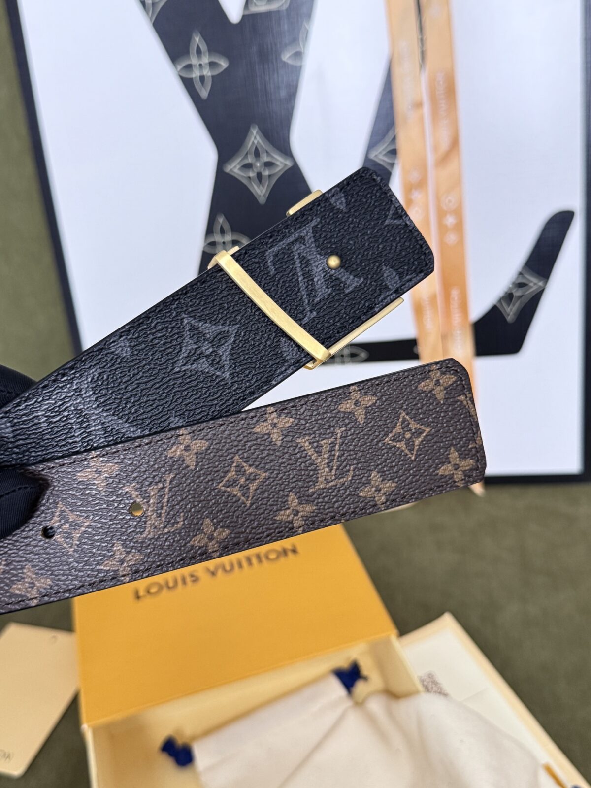 P135 LV双面老花拼接金标皮带｜40mm标准宽度 双面双色经典老花面料复合厚实真皮里层，纹路规整手感高级 亮面浮雕LV 立体金扣，辨识度十足，通勤休闲穿搭 全能适配✨
