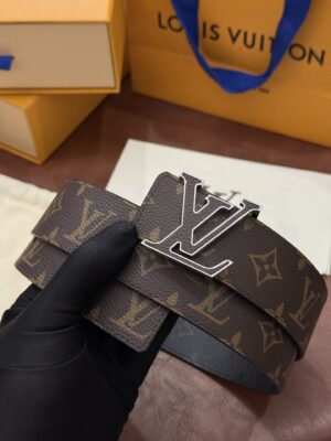 P140 本款 LV Initiales Monogram Midnight 40 毫米双面腰带精妙演绎品牌标识。双面帆布分别晕染不同色调。亮泽搭扣衬托隽永配色与经典图案的雅致蕴意。