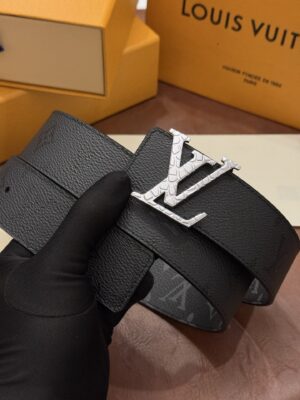 weigou_243971_0_f85e070179 P145 本款 LV Initiales Monogram Midnight 40 毫米双面腰带精妙演绎品牌标识。双面帆布分别晕染不同色调。亮泽搭扣衬托隽永配色与经典图案的雅致蕴意。