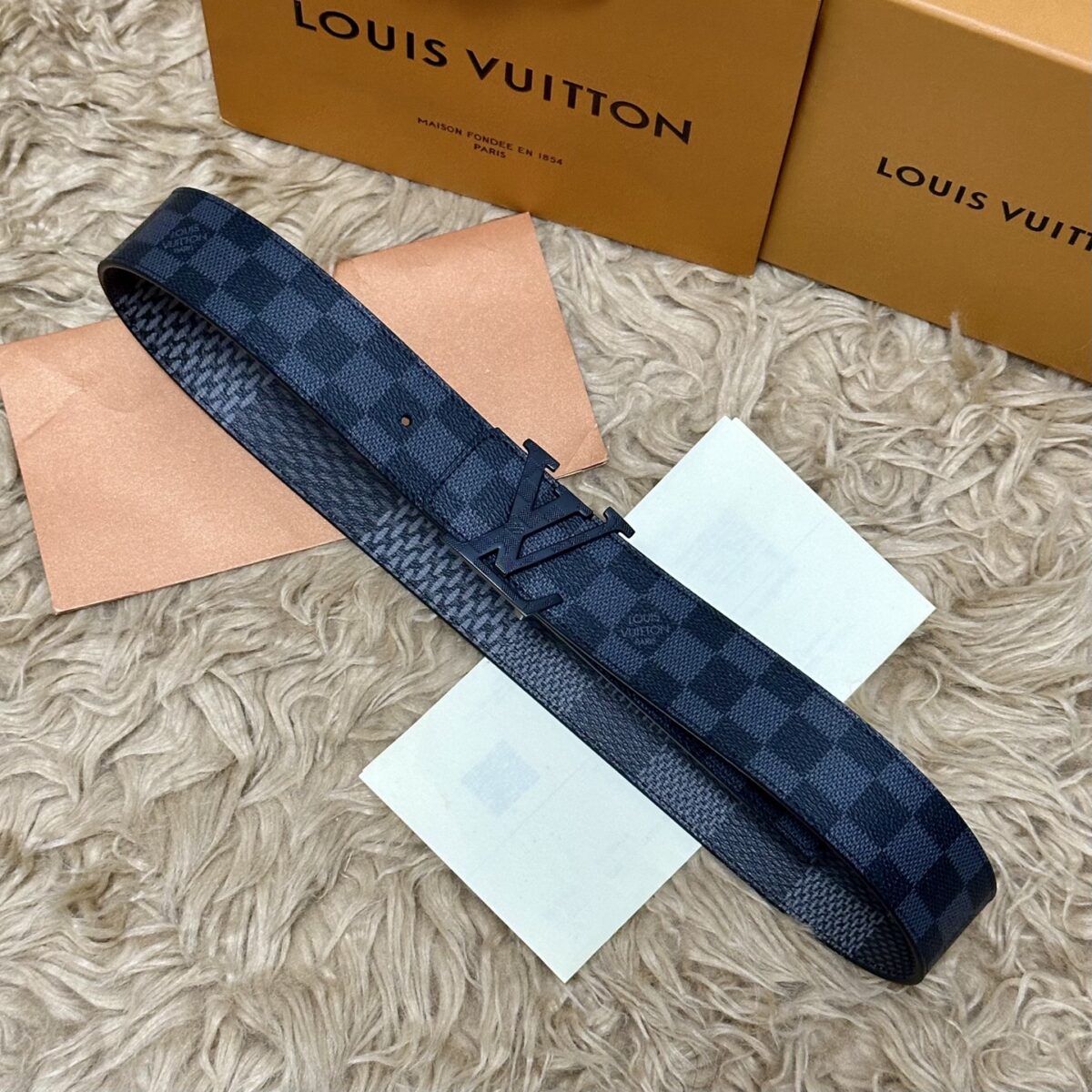 P125 🌸LV 宽4.0cm 双面腰带将两式经典融于一处。Monogram 印花瞩目放大，与焕新 Monogram Giant 系列相得益彰；Monogram 帆布在另一侧散发历久弥新的典雅风华 /
