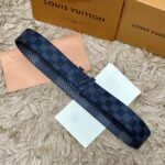 P125 🌸LV 宽4.0cm 双面腰带将两式经典融于一处。Monogram 印花瞩目放大，与焕新 Monogram Giant 系列相得益彰；Monogram 帆布在另一侧散发历久弥新的典雅风华 /