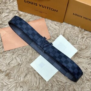 P125 🌸LV 宽4.0cm 双面腰带将两式经典融于一处。Monogram 印花瞩目放大，与焕新 Monogram Giant 系列相得益彰；Monogram 帆布在另一侧散发历久弥新的典雅风华 /
