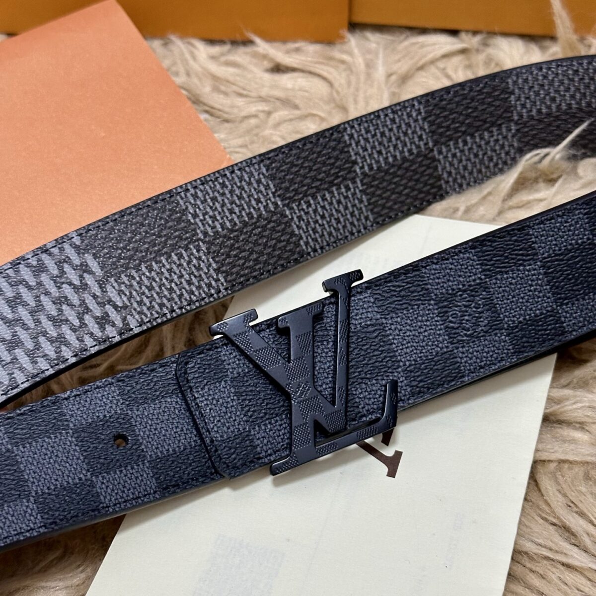 P125 🌸LV 宽4.0cm 双面腰带将两式经典融于一处。Monogram 印花瞩目放大，与焕新 Monogram Giant 系列相得益彰；Monogram 帆布在另一侧散发历久弥新的典雅风华 /