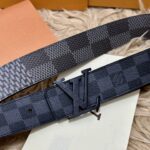 P125 🌸LV 宽4.0cm 双面腰带将两式经典融于一处。Monogram 印花瞩目放大，与焕新 Monogram Giant 系列相得益彰；Monogram 帆布在另一侧散发历久弥新的典雅风华 /