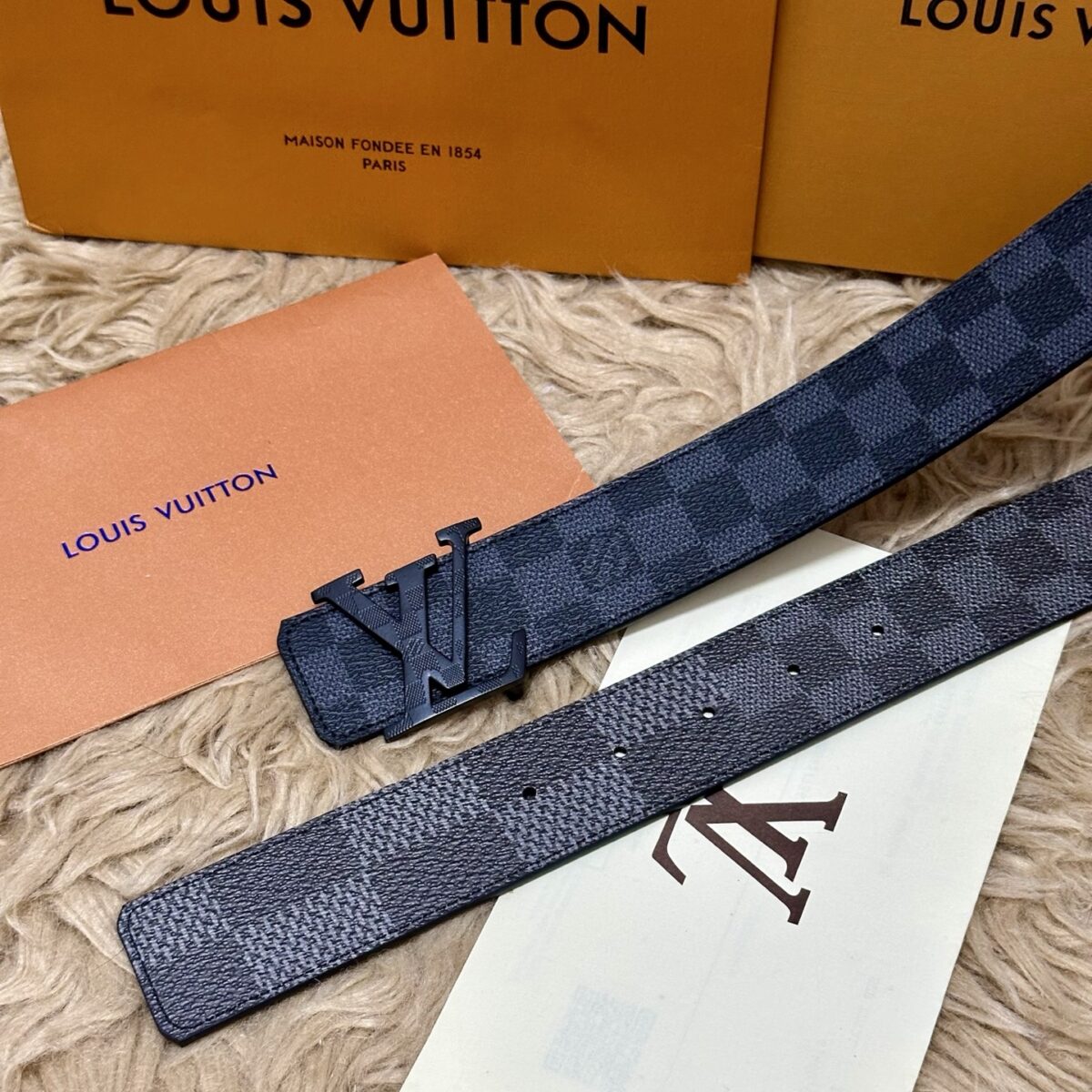 P125 🌸LV 宽4.0cm 双面腰带将两式经典融于一处。Monogram 印花瞩目放大，与焕新 Monogram Giant 系列相得益彰；Monogram 帆布在另一侧散发历久弥新的典雅风华 /