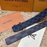 P125 🌸LV 宽4.0cm 双面腰带将两式经典融于一处。Monogram 印花瞩目放大，与焕新 Monogram Giant 系列相得益彰；Monogram 帆布在另一侧散发历久弥新的典雅风华 /