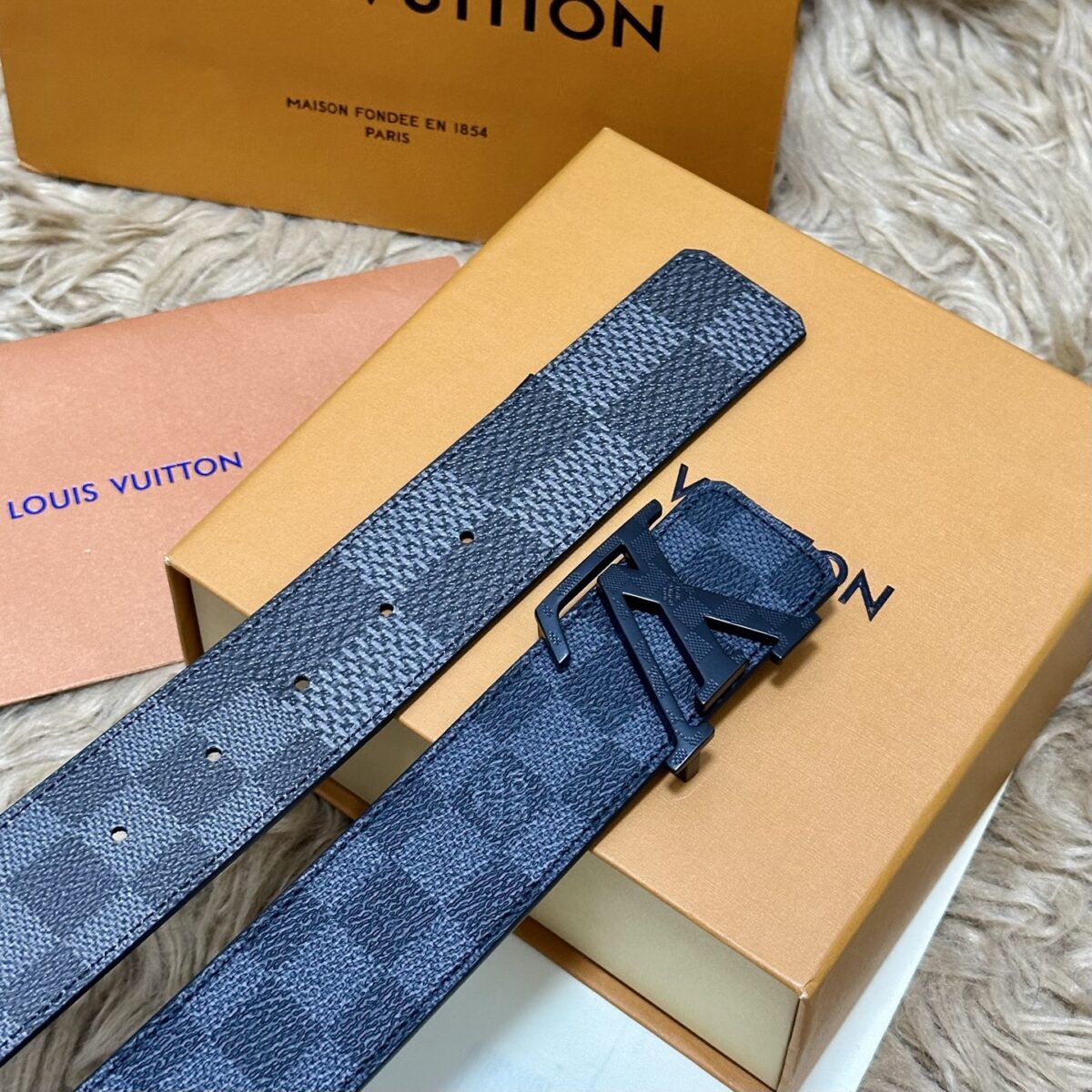 P125 🌸LV 宽4.0cm 双面腰带将两式经典融于一处。Monogram 印花瞩目放大，与焕新 Monogram Giant 系列相得益彰；Monogram 帆布在另一侧散发历久弥新的典雅风华 /