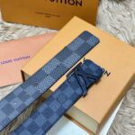 P125 🌸LV 宽4.0cm 双面腰带将两式经典融于一处。Monogram 印花瞩目放大，与焕新 Monogram Giant 系列相得益彰；Monogram 帆布在另一侧散发历久弥新的典雅风华 /