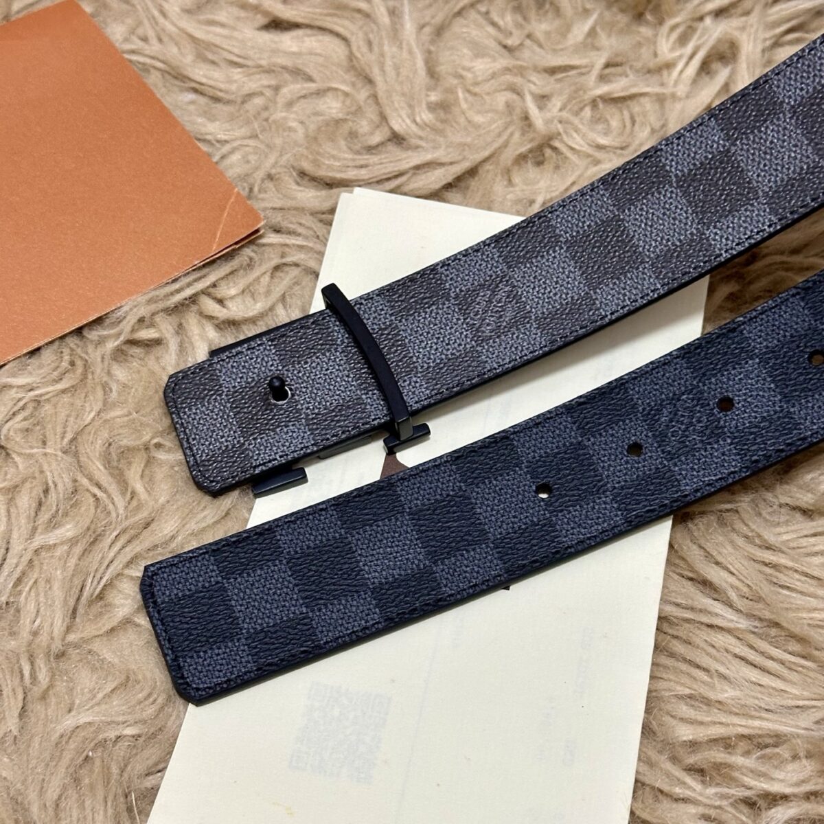 P125 🌸LV 宽4.0cm 双面腰带将两式经典融于一处。Monogram 印花瞩目放大，与焕新 Monogram Giant 系列相得益彰；Monogram 帆布在另一侧散发历久弥新的典雅风华 /