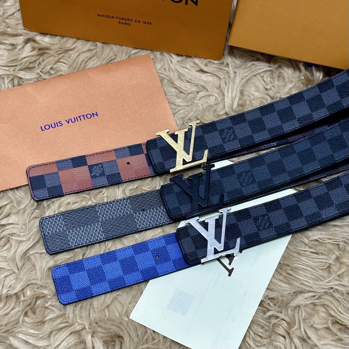 P125 🌸LV 宽4.0cm 双面腰带将两式经典融于一处。Monogram 印花瞩目放大，与焕新 Monogram Giant 系列相得益彰；Monogram 帆布在另一侧散发历久弥新的典雅风华 /