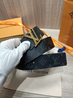 P120 配全套包装礼盒🎁 Virgil Abloh 以先锋美学理念解读 LV Tag 腰带，以经典LV 搭扣俘获视觉焦点。 Monogram 帆布和光滑小牛皮分饰两面。 老花/皮底，宽度40MM