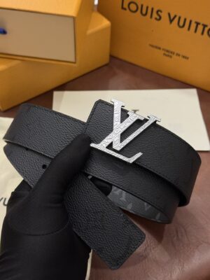 weigou_244063_0_f16c5c1f25 P145 本款 LV Initiales Monogram Midnight 40 毫米双面腰带精妙演绎品牌标识。双面帆布分别晕染不同色调。亮泽搭扣衬托隽永配色与经典图案的雅致蕴意。