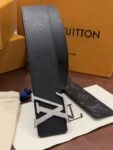 P145 本款 LV Initiales Monogram Midnight 40 毫米双面腰带精妙演绎品牌标识。双面帆布分别晕染不同色调。亮泽搭扣衬托隽永配色与经典图案的雅致蕴意。
