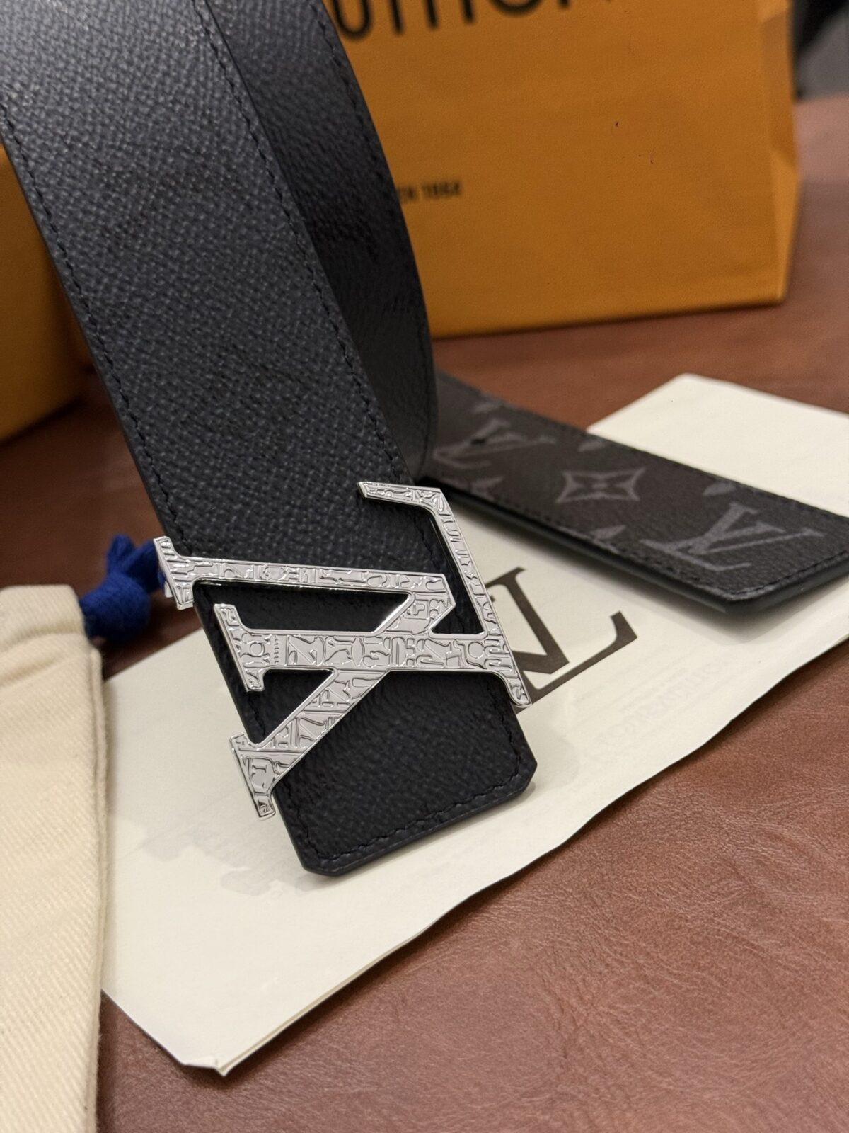 P145 本款 LV Initiales Monogram Midnight 40 毫米双面腰带精妙演绎品牌标识。双面帆布分别晕染不同色调。亮泽搭扣衬托隽永配色与经典图案的雅致蕴意。