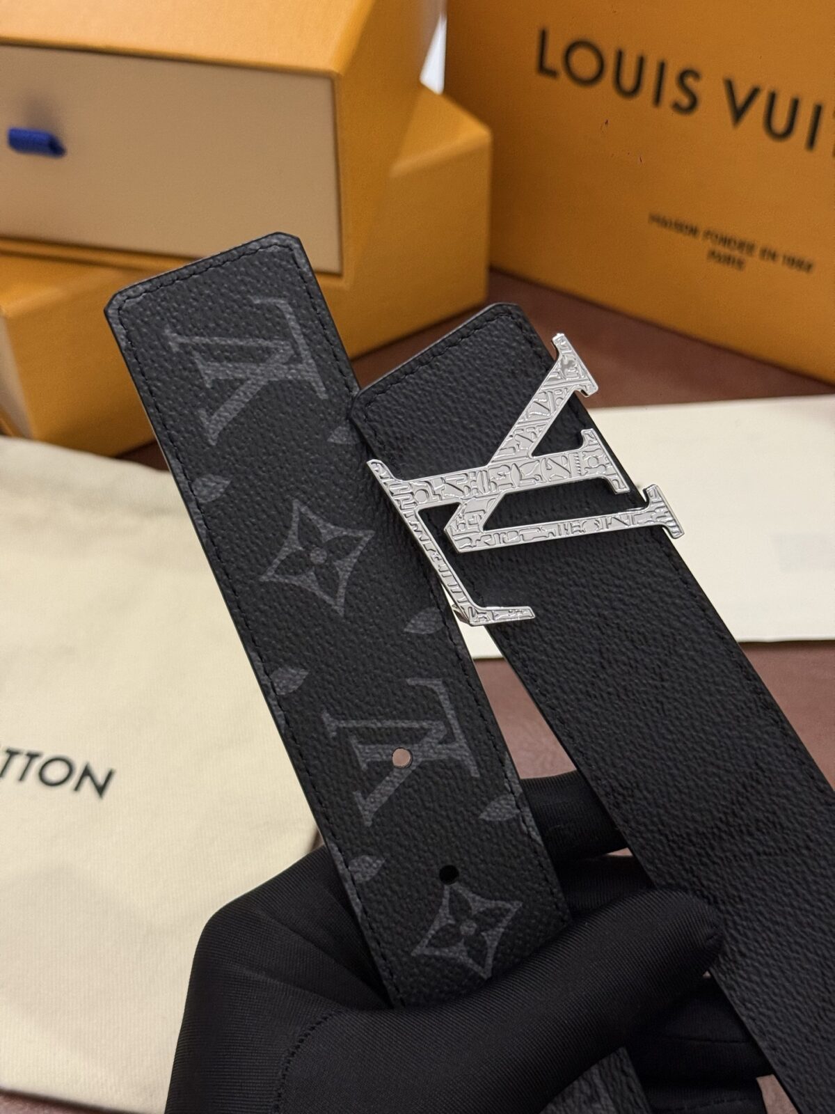 P145 本款 LV Initiales Monogram Midnight 40 毫米双面腰带精妙演绎品牌标识。双面帆布分别晕染不同色调。亮泽搭扣衬托隽永配色与经典图案的雅致蕴意。