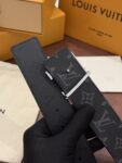 P145 本款 LV Initiales Monogram Midnight 40 毫米双面腰带精妙演绎品牌标识。双面帆布分别晕染不同色调。亮泽搭扣衬托隽永配色与经典图案的雅致蕴意。