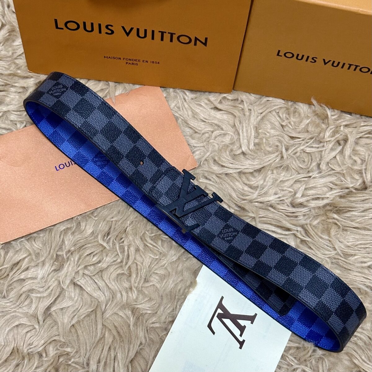 P125 🌸LV 宽4.0cm 双面腰带将两式经典融于一处。Monogram 印花瞩目放大，与焕新 Monogram Giant 系列相得益彰；Monogram 帆布在另一侧散发历久弥新的典雅风华 /