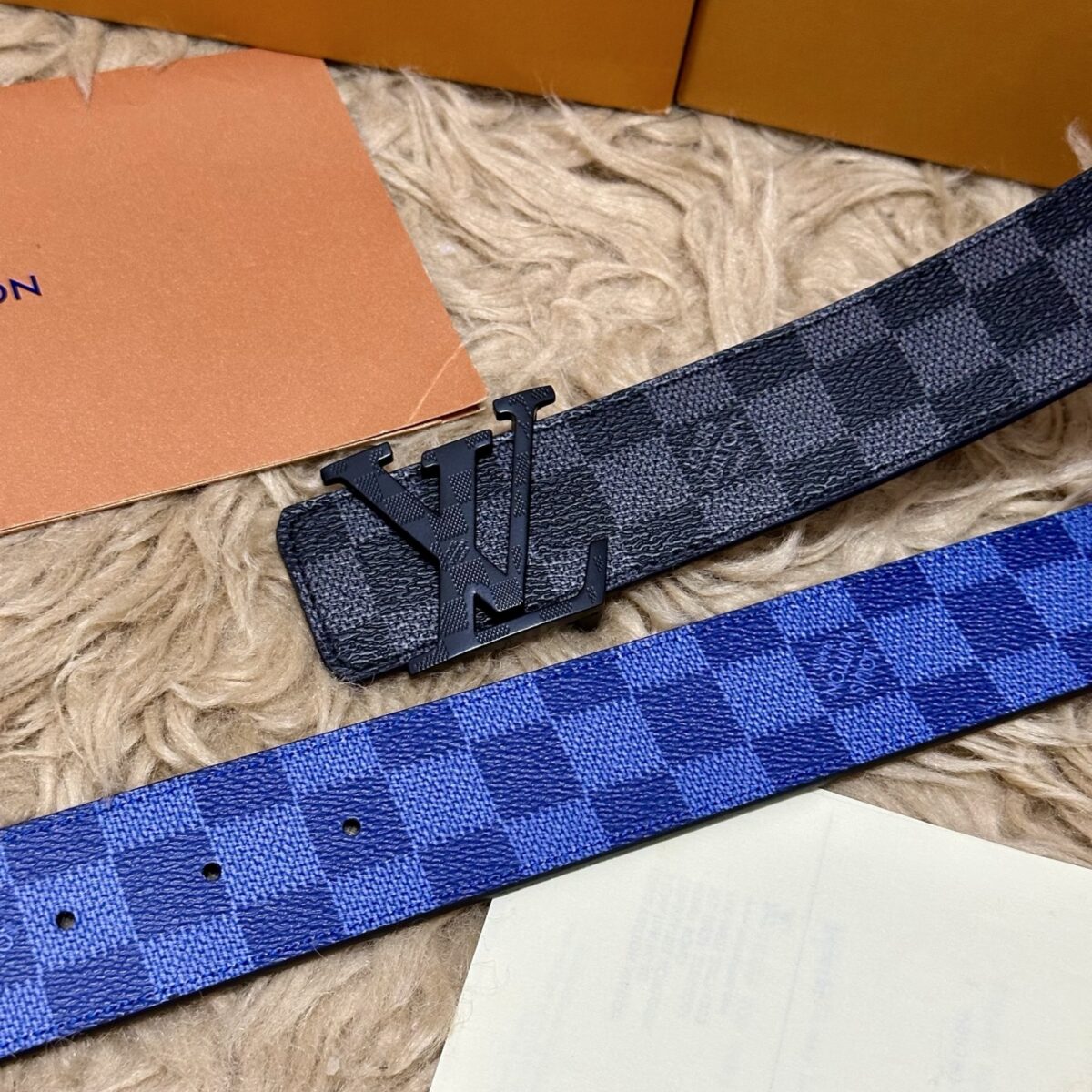 P125 🌸LV 宽4.0cm 双面腰带将两式经典融于一处。Monogram 印花瞩目放大，与焕新 Monogram Giant 系列相得益彰；Monogram 帆布在另一侧散发历久弥新的典雅风华 /