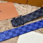P125 🌸LV 宽4.0cm 双面腰带将两式经典融于一处。Monogram 印花瞩目放大，与焕新 Monogram Giant 系列相得益彰；Monogram 帆布在另一侧散发历久弥新的典雅风华 /