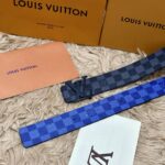 P125 🌸LV 宽4.0cm 双面腰带将两式经典融于一处。Monogram 印花瞩目放大，与焕新 Monogram Giant 系列相得益彰；Monogram 帆布在另一侧散发历久弥新的典雅风华 /